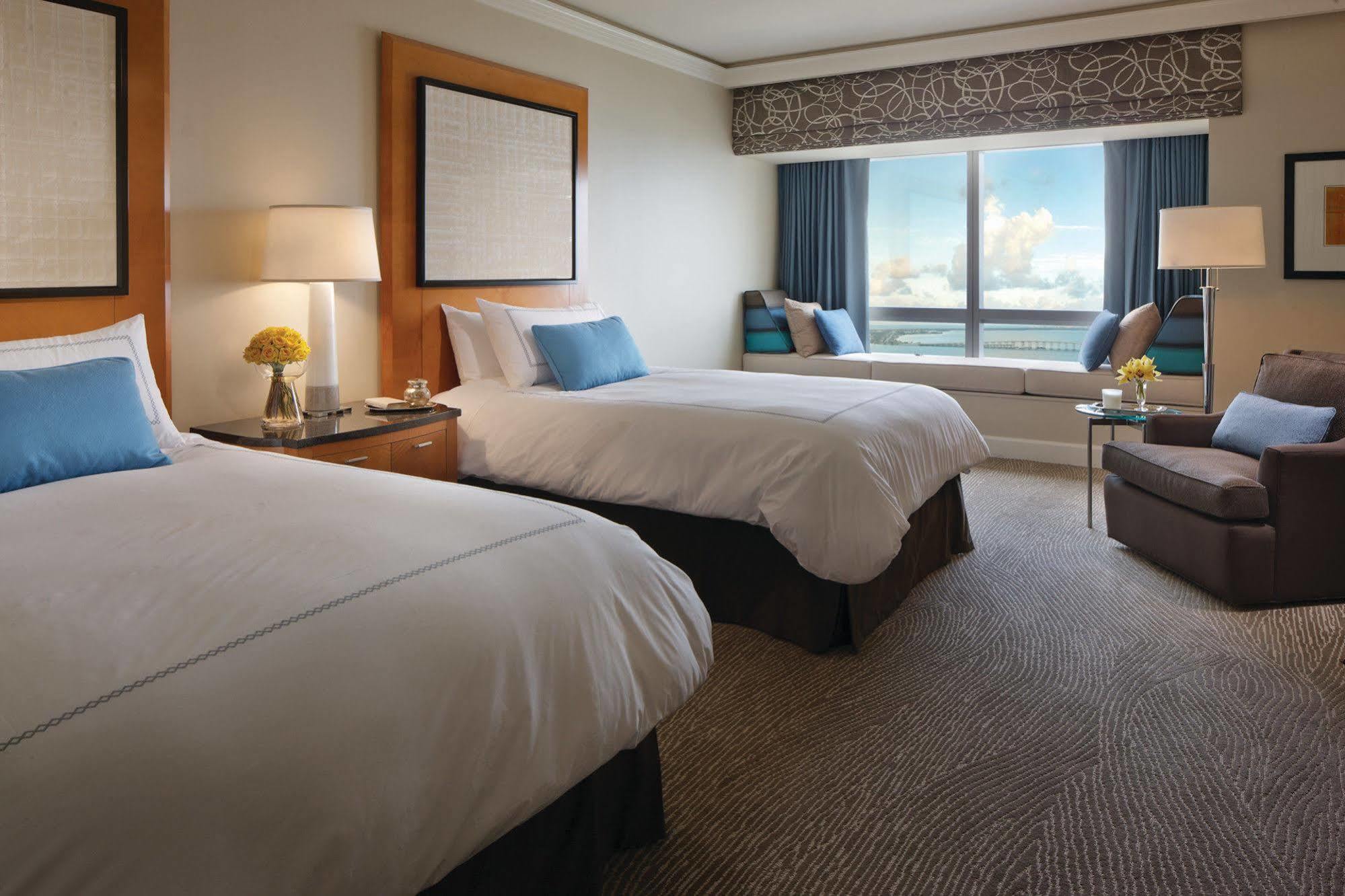Four Seasons Hotel Miami - Luxury Private Residences ภายนอก รูปภาพ